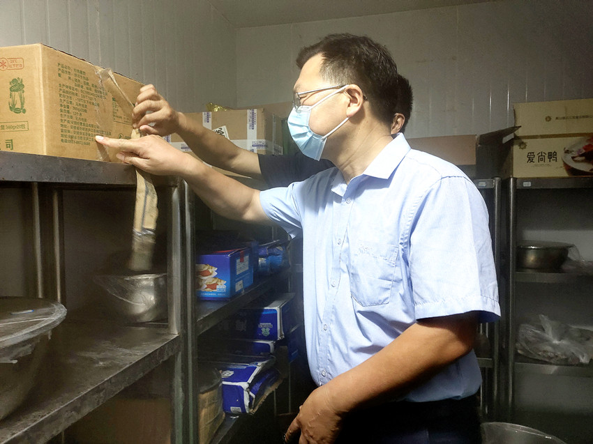 市场监管局在灏美酒店检查冷库食品.jpg