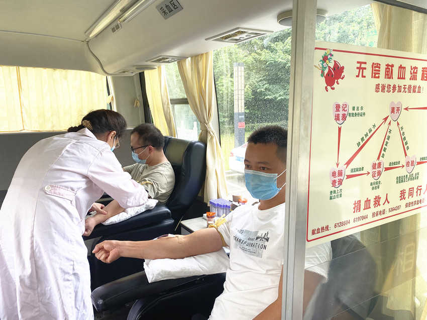 志愿者们在献血2.jpg