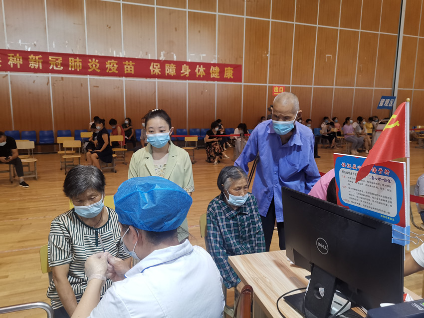 老人接种疫苗3.jpg