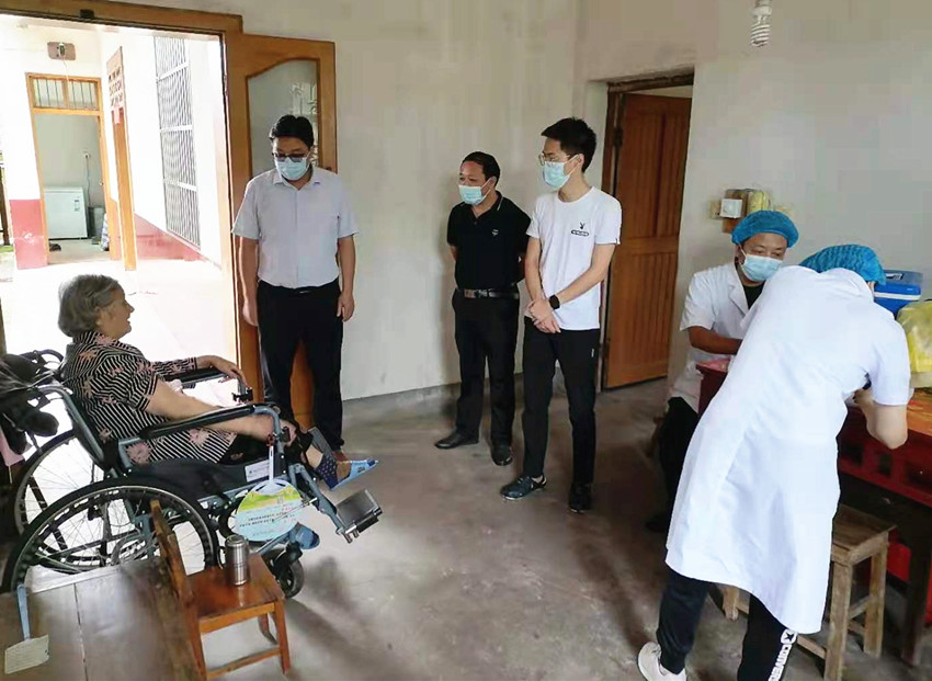 图为医生正在刘天云老人家为其接种.jpg