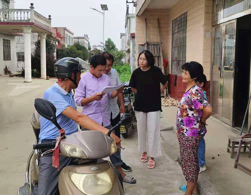 图为教师志愿者开展疫苗接种入户摸排.jpg