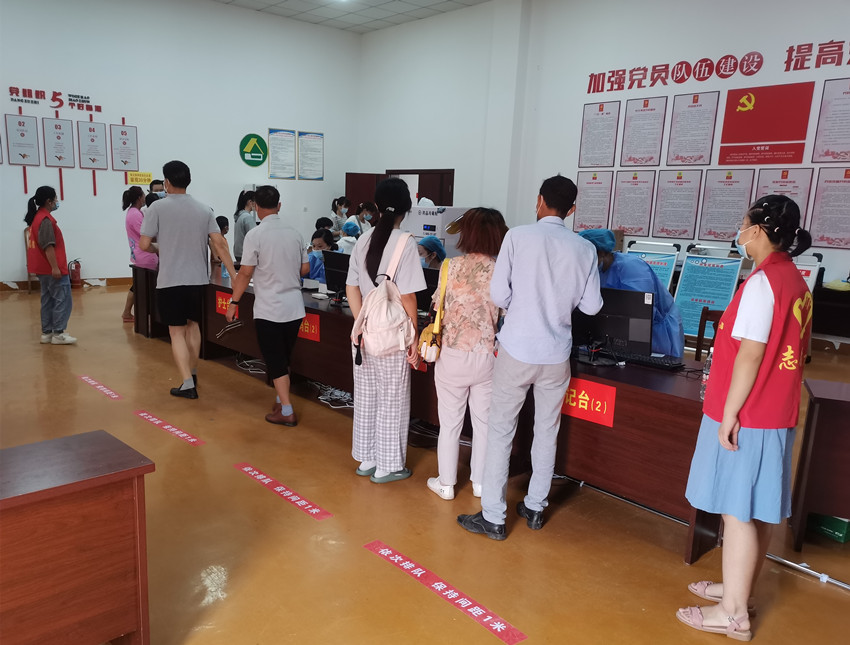 图为巾帼志愿者在疫苗接种点服务.jpg