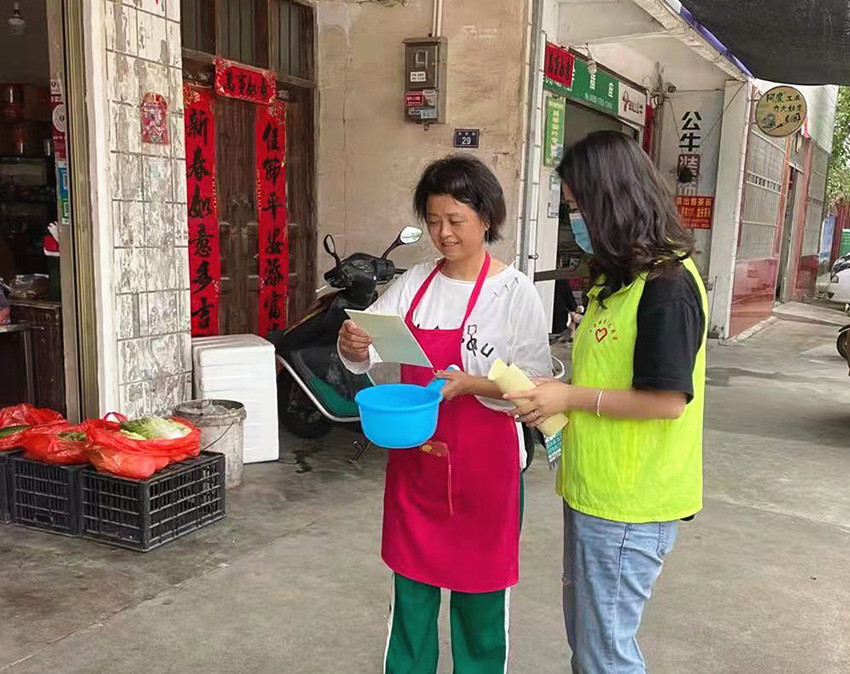 20210829吕亭镇开展环保主题志愿宣传活动 配图1志愿者现场发放宣传册.jpg