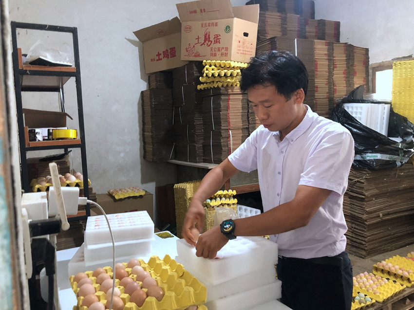 吴延春在打包发货.JPG