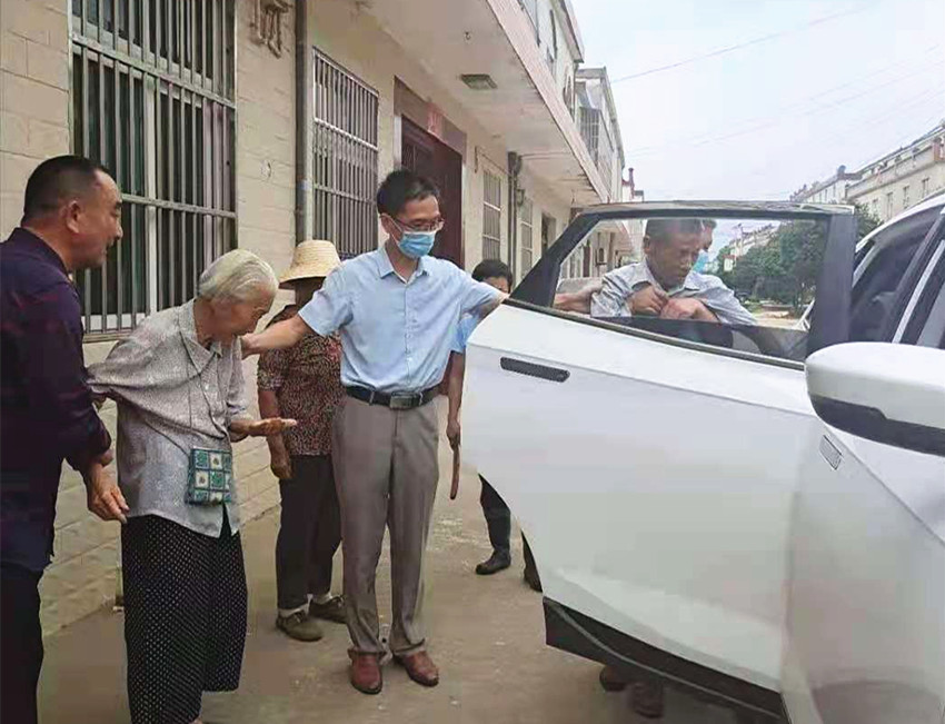 图为该镇纪检干部全程陪同高龄老人接种疫苗.jpg