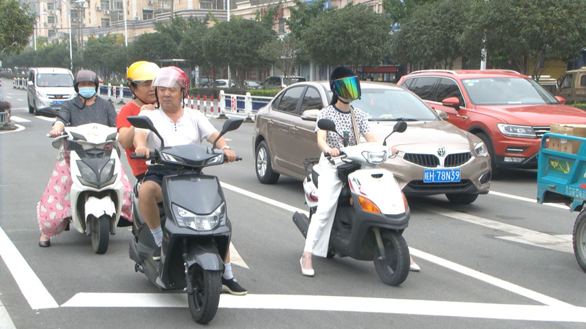 电动车佩戴头盔5.jpg