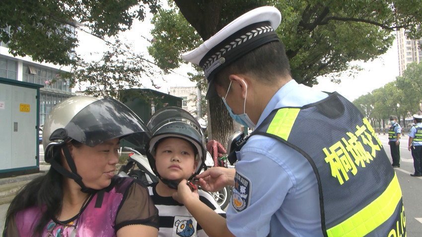 电动车佩戴头盔2.jpg