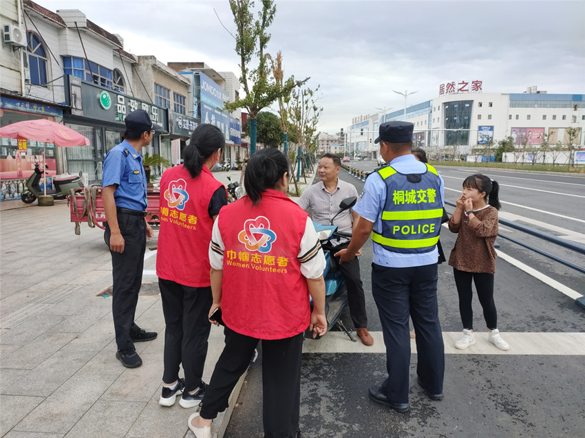 龙眠街道妇联：严纠不戴头盔行为，助力文明城市创建.jpg