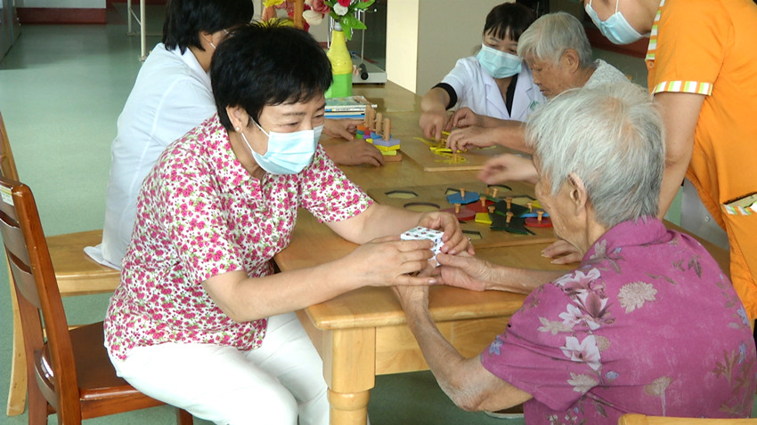 林莲娣与老人交流.jpg