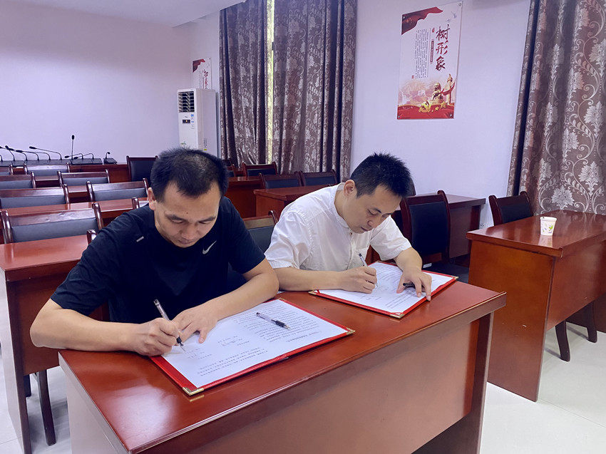 桐城枞阳联合扫黄打非.jpg