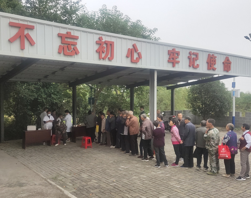 桐城市血防站医务人员为村民检查血吸虫病.jpg