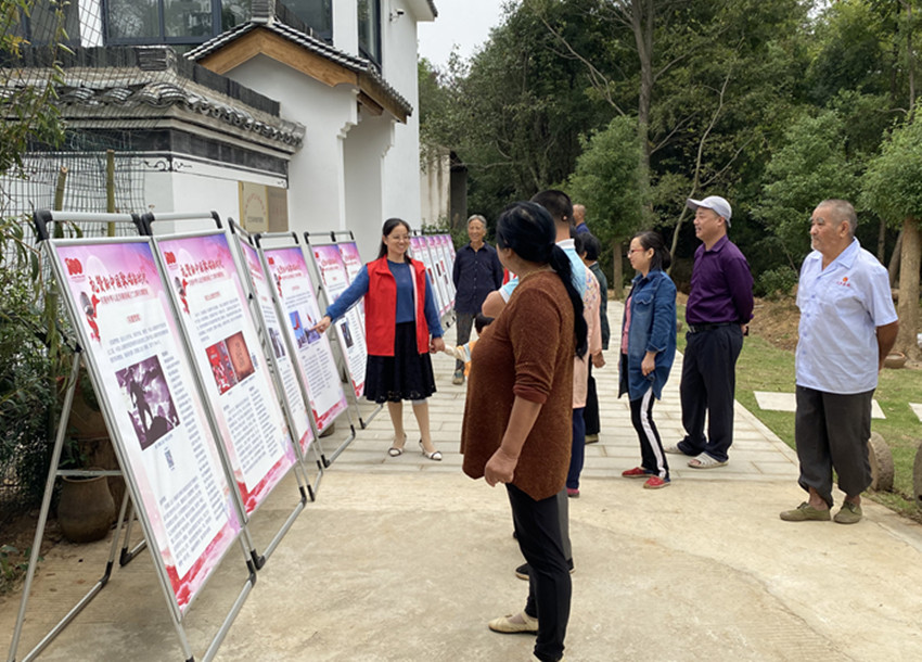 “礼赞新中国歌唱新时代”公益巡展走进裁襟励子文化园.jpg