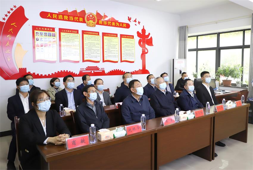 1在文昌街道综治中心观看“文都e家”平台的应用演示.jpg