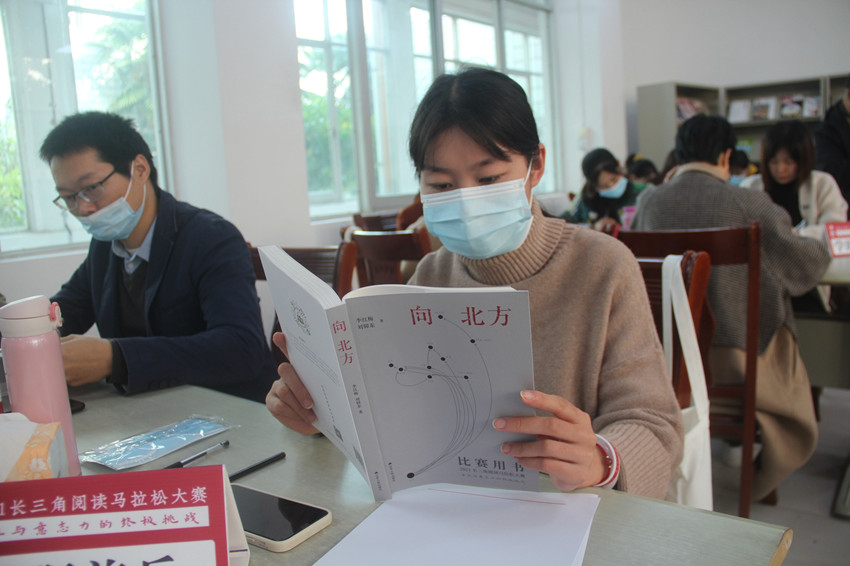 参赛选手在认真阅读.JPG