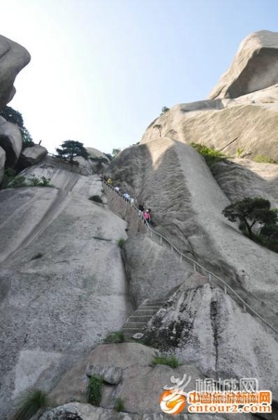 旅行社考察团在天柱山主峰考察