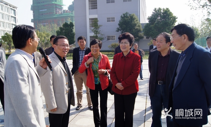 月1日上午,安徽省人大副主任朱维芳来到桐城市实验中学,就全民健身