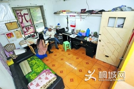 昨日，渝中区，吴豁然老人的小屋非常干净整洁。 本组图片由记者 吴珊 摄